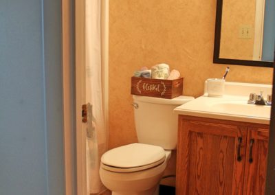 Image of General Grant bathroom showing bathtub, toilet, and vanity